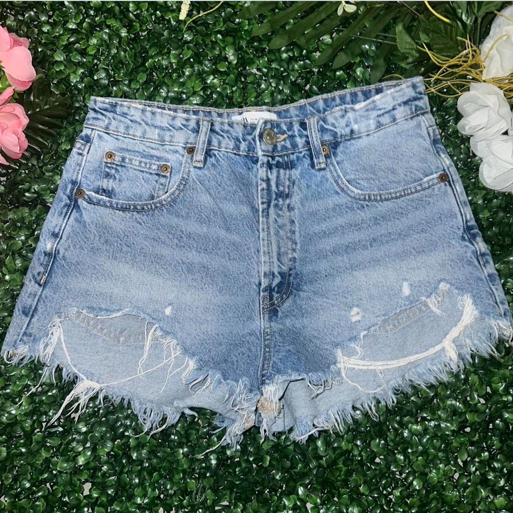 ZARA Distressed Denim Shorts – Light Wash – Size 6
Ready to Ship✅